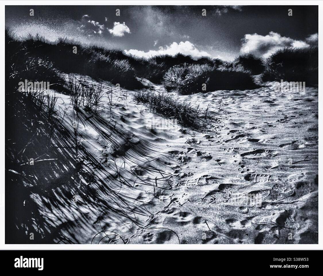 Sand Texturen in einer schwarz-weißen Landschaft. - Smartphone-aufgenommenes Stockfoto
