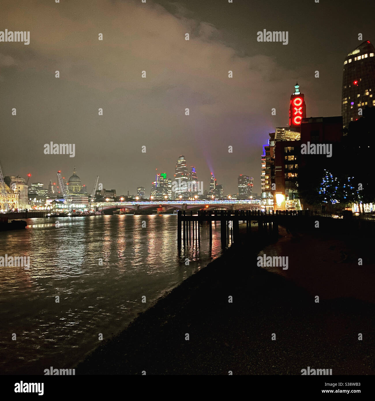 London am Ende einer ruhigen Mittwochnacht 2020. Es war das Mi-Essen-Angebot und doch war das Hotel immer noch unheimlich still. Stockfoto