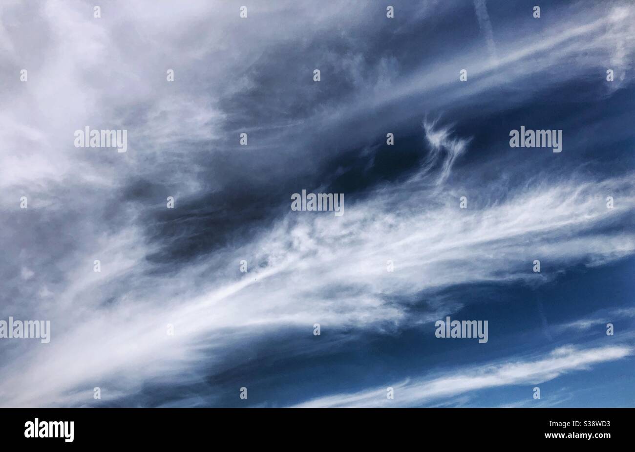 Federförmige Wolke am Himmel. Stockfoto