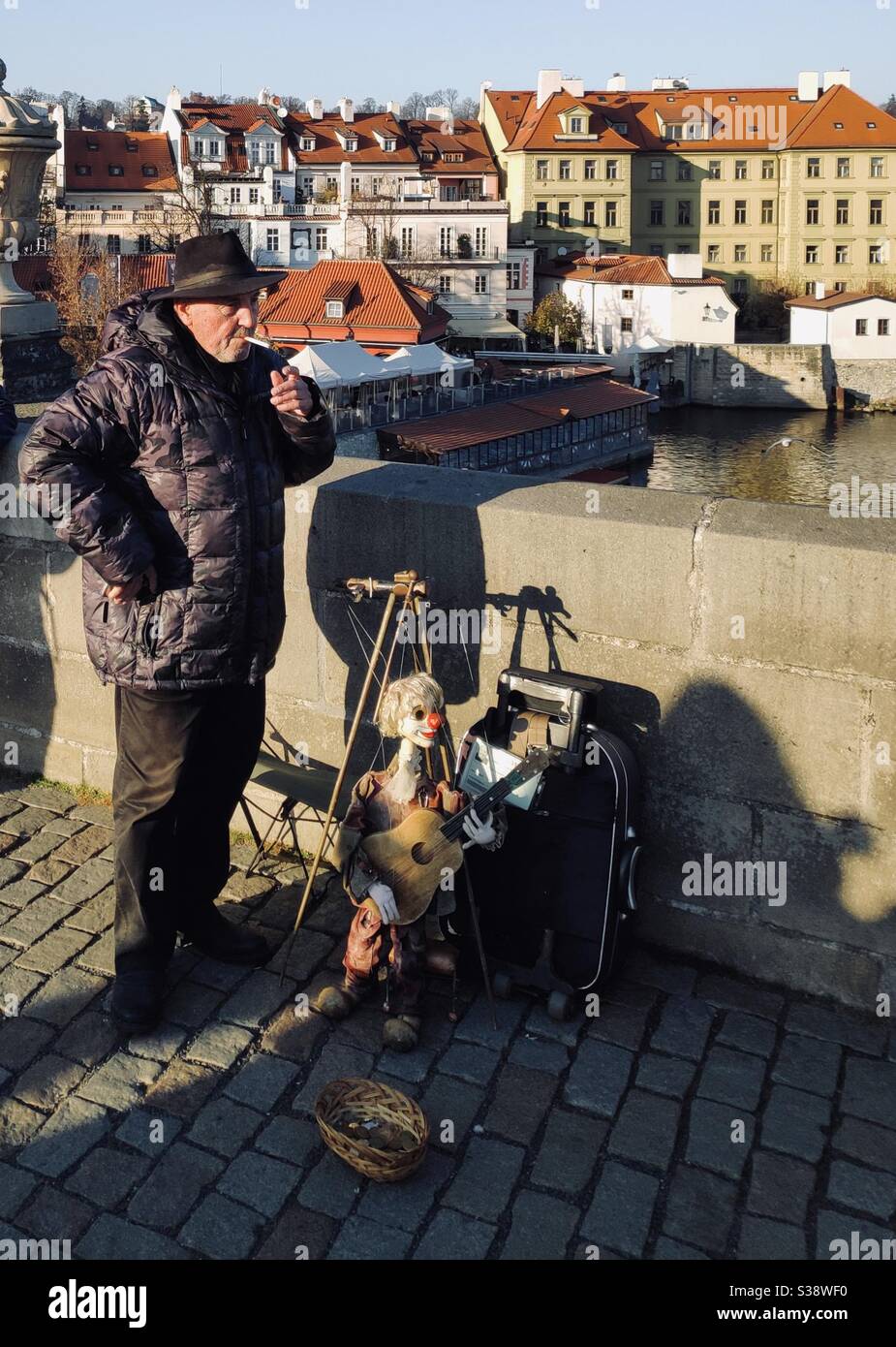 Ein Puppenspieler mit seiner Marionette in Prag, Tschechien Stockfoto