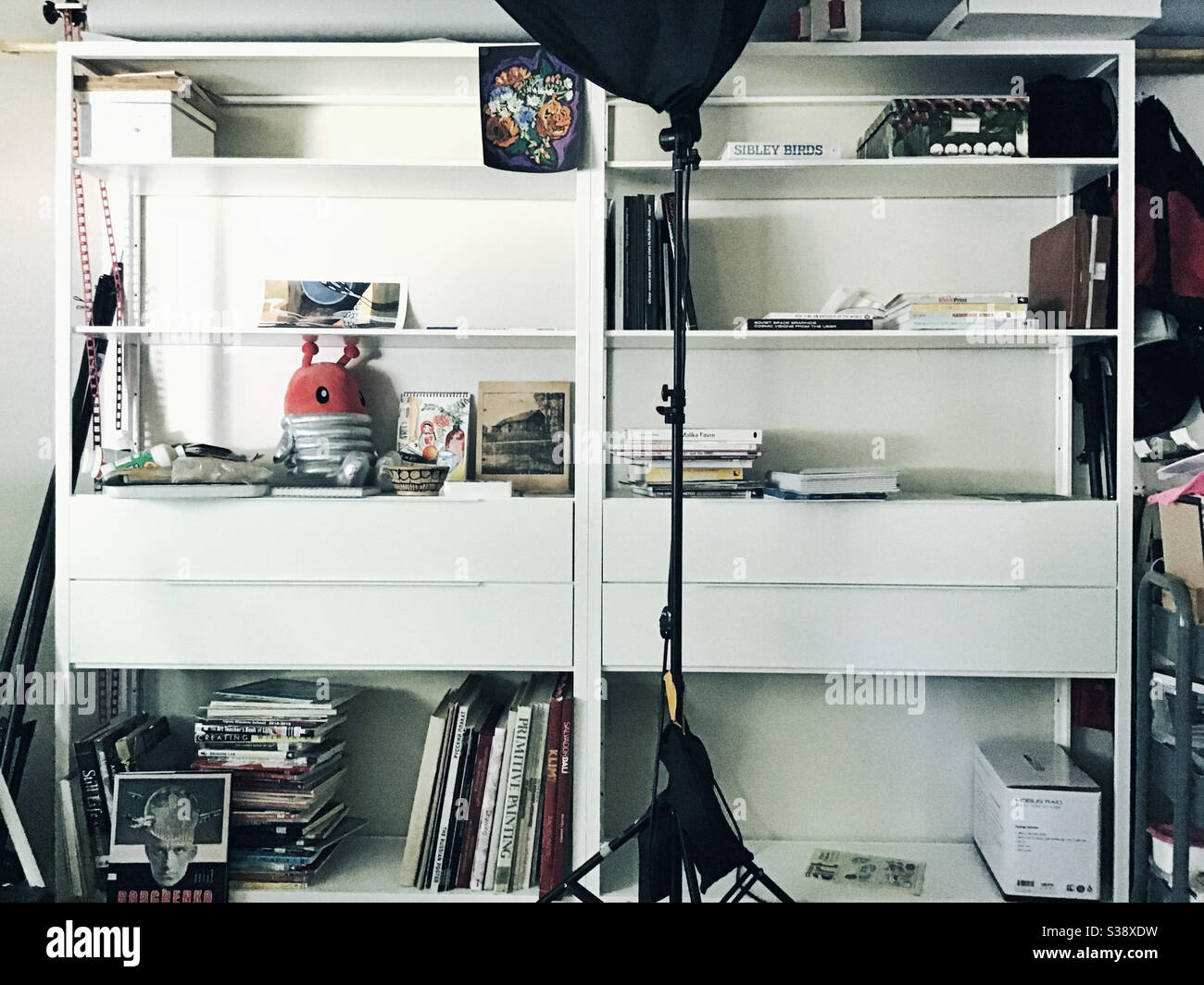 Neue Regale für das Arbeiten von zu Hause aus - Smartphone-aufgenommenes Stockfoto