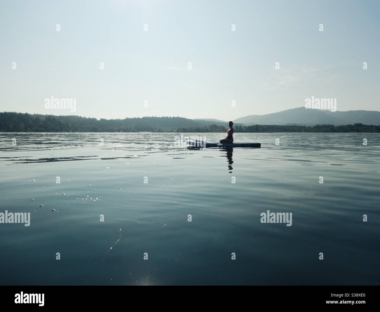 Paddleboard auf dem See Stockfoto