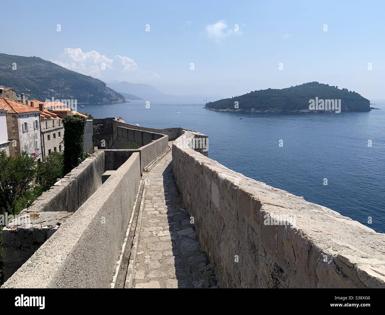 Stadtmauern in der Altstadt von Dubrovnik mit Meer im Hintergrund Stockfoto