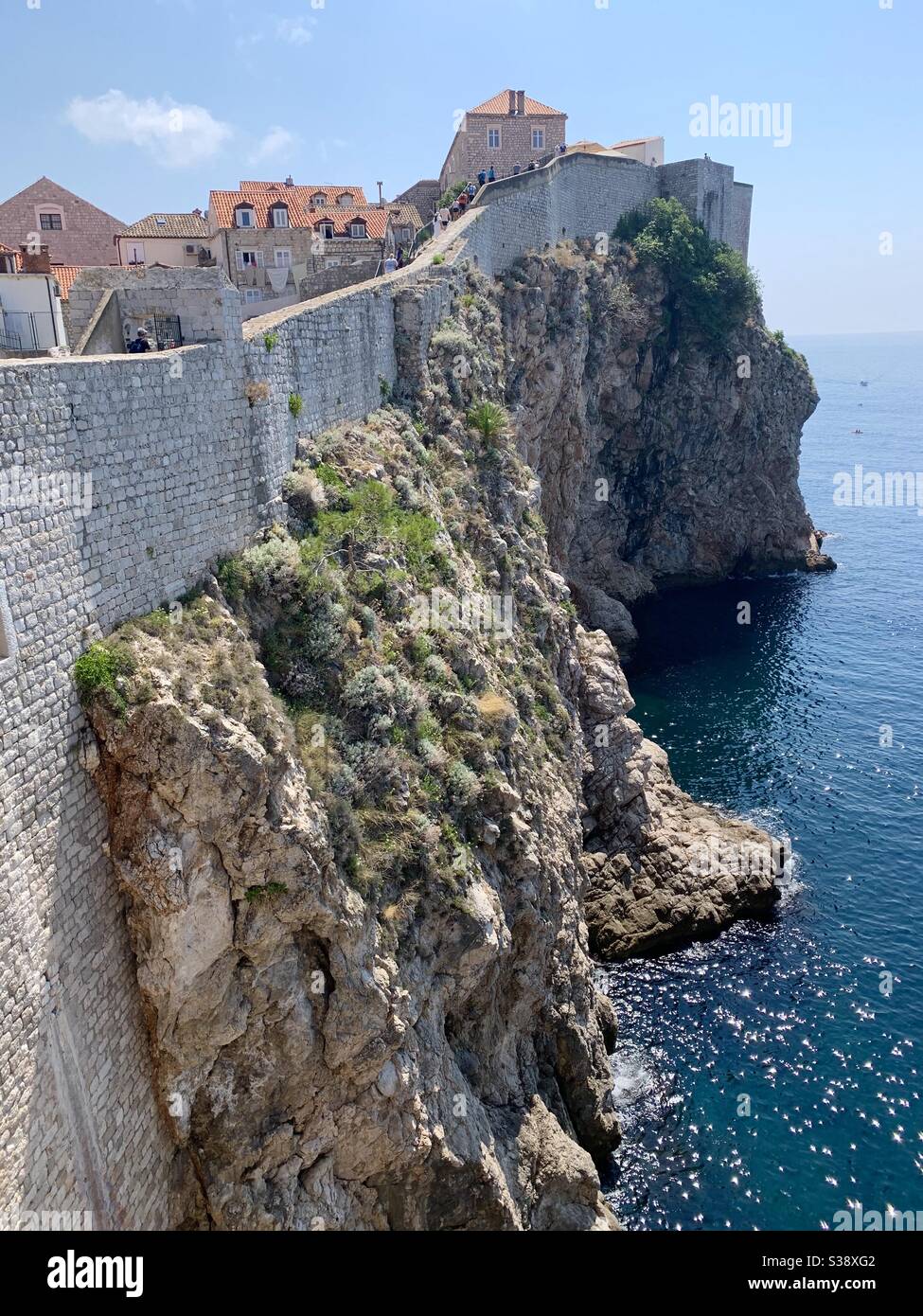 Klippen und Stadtmauer in der Altstadt von Dubrovnik Stockfoto