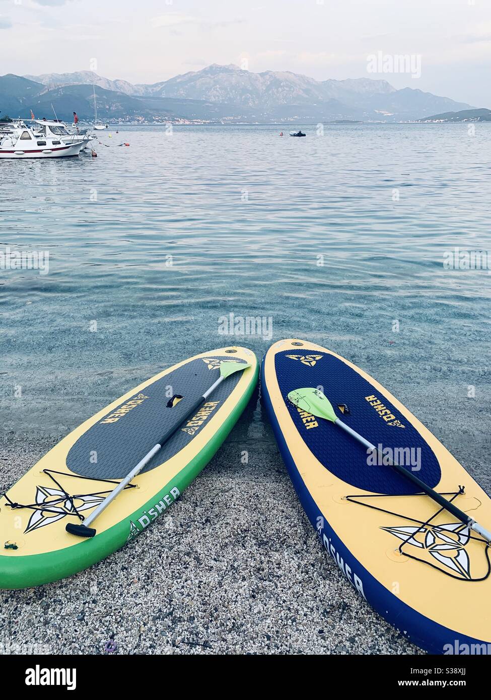 Stand up Paddle Boards an der Küste am Strand von Djenovici In Montenegro Stockfoto