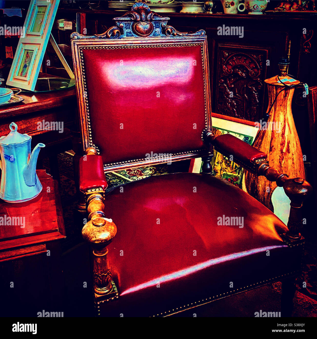 Vintage Sitz in Holz und Leder in Rot Farbe - Smartphone-aufgenommenes Stockfoto