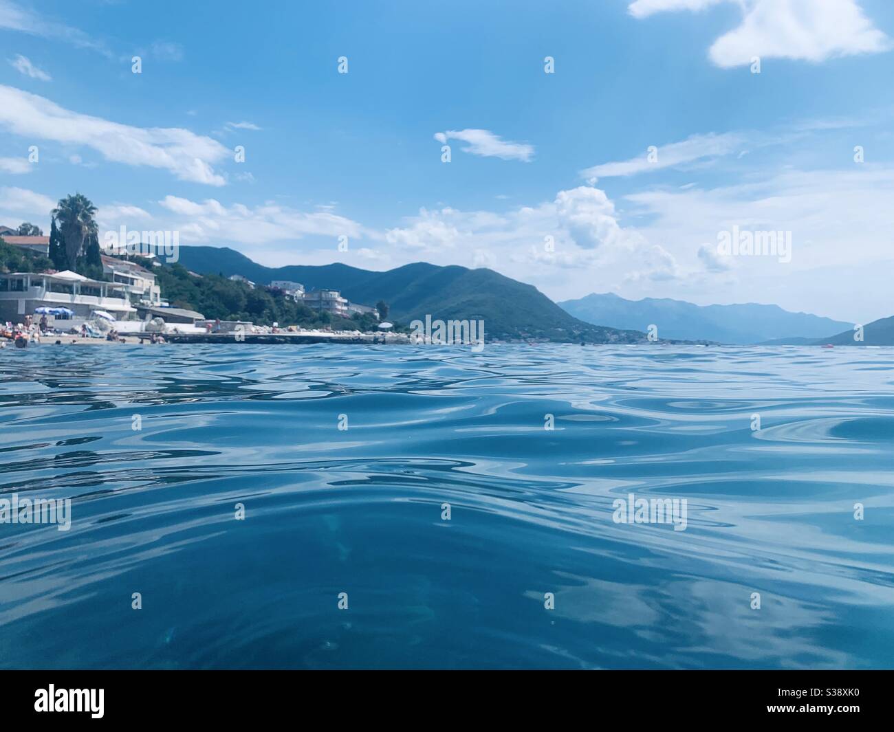 Blick vom Wasser am Strand Herceg novi in Richtung der Berge - Smartphone-aufgenommenes Stockfoto