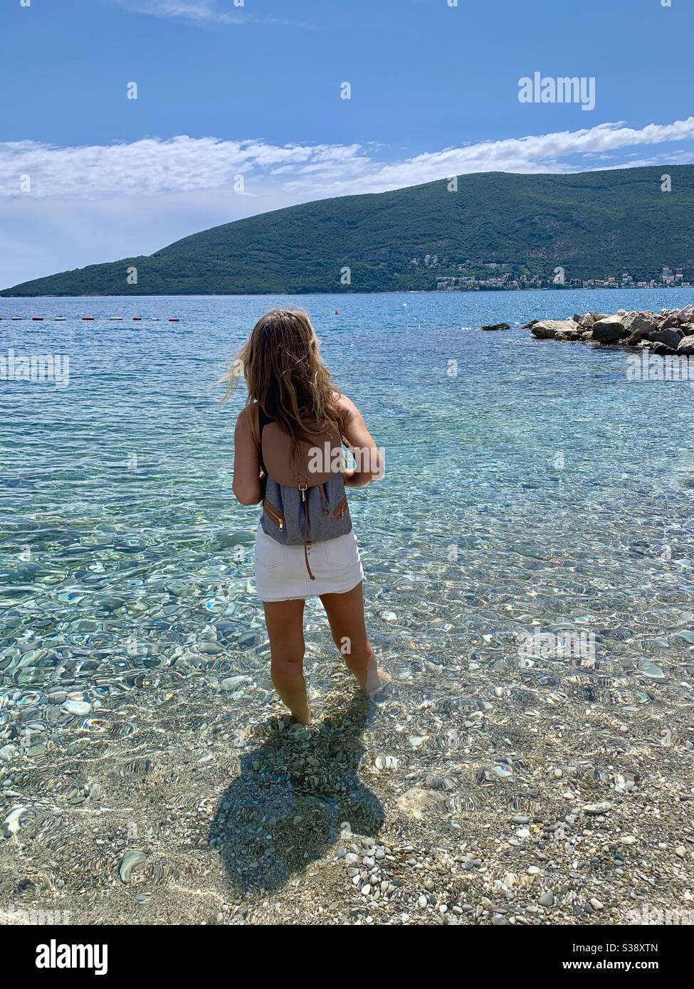 Frau mit Blick auf das Meer bei Herceg novi Montenegro Stockfoto