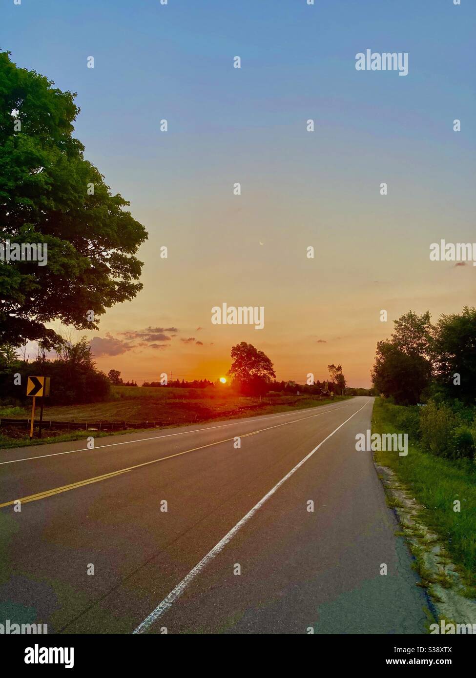 Sonnenaufgang über verlassene Straße Stockfoto