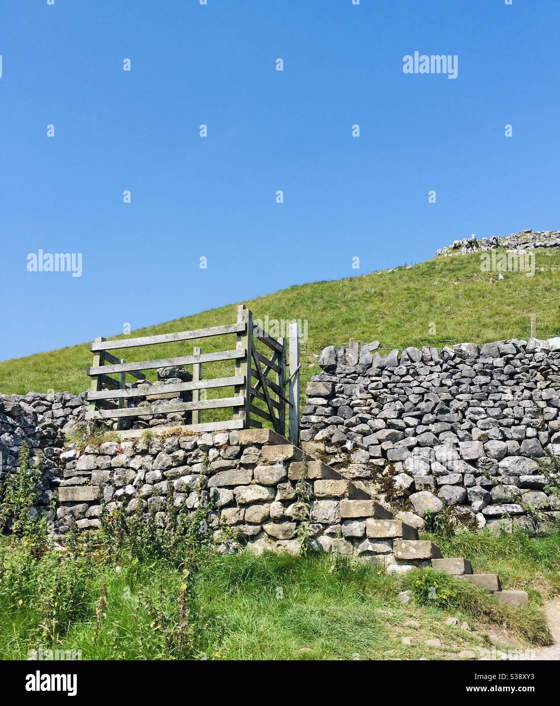Steintreppen zum Holztor - Smartphone-aufgenommenes Stockfoto