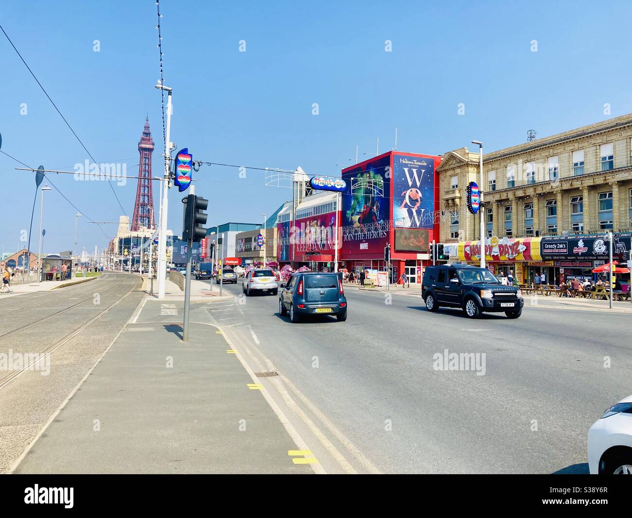 Blackpool Golden Mile an einem heißen Sommertag Stockfoto