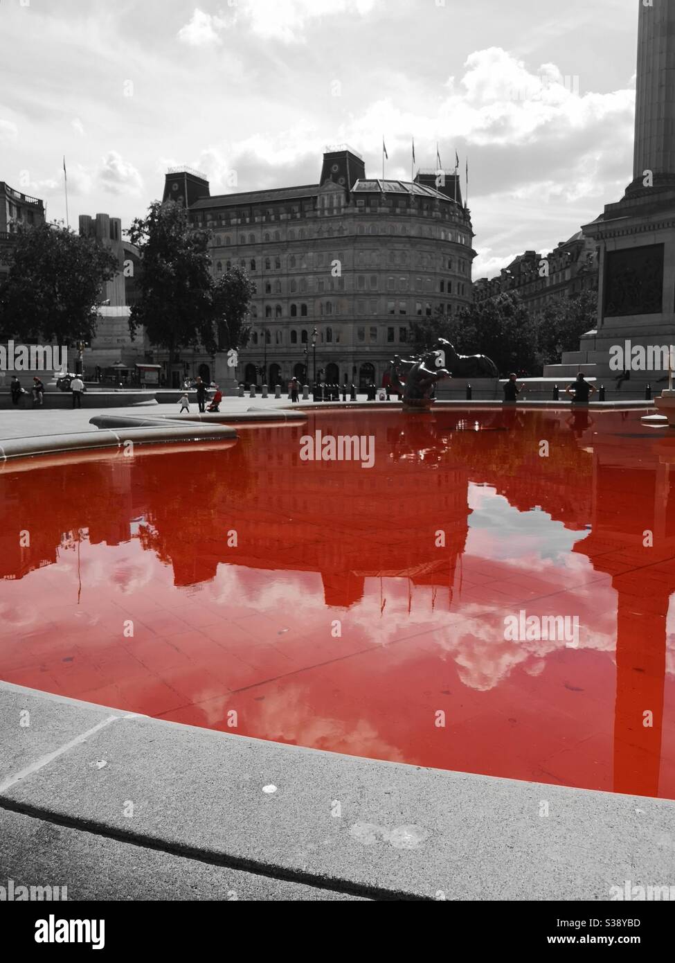 Trafalgar Square Brunnen rot gefärbte Wassertier Aktivisten protestieren Stockfoto