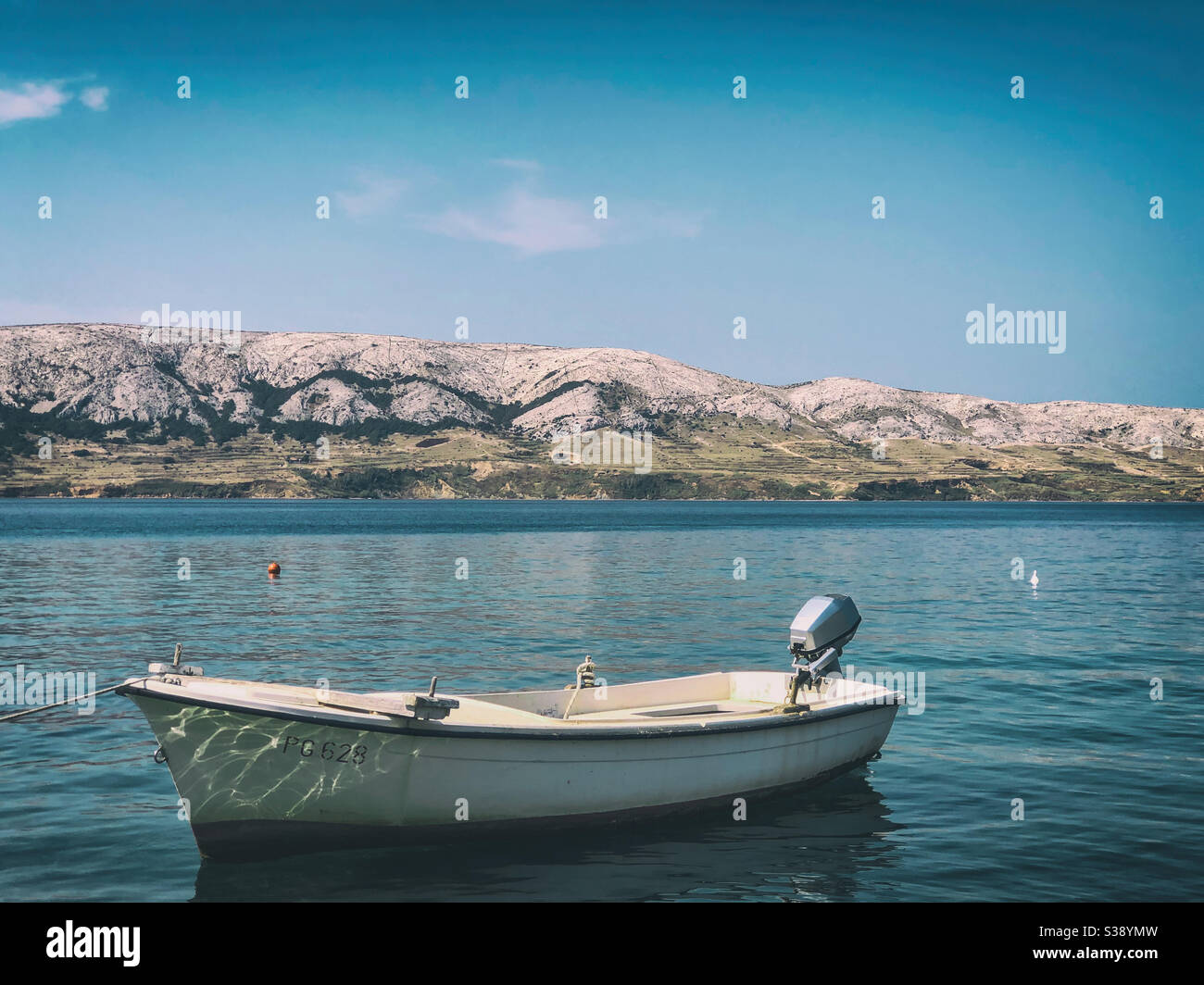 Boot in Metajna Hafen, Insel Pag, Dalmatien, Kroatien festgemacht Stockfoto