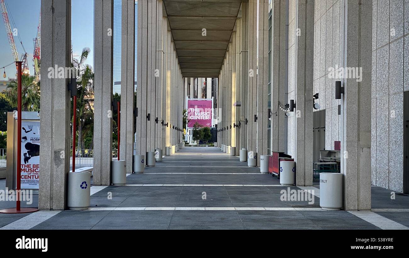 LOS ANGELES, CA, JUN 2020: Blick durch Betonsäulen zur Beschilderung im Music Center in Downtown Stockfoto
