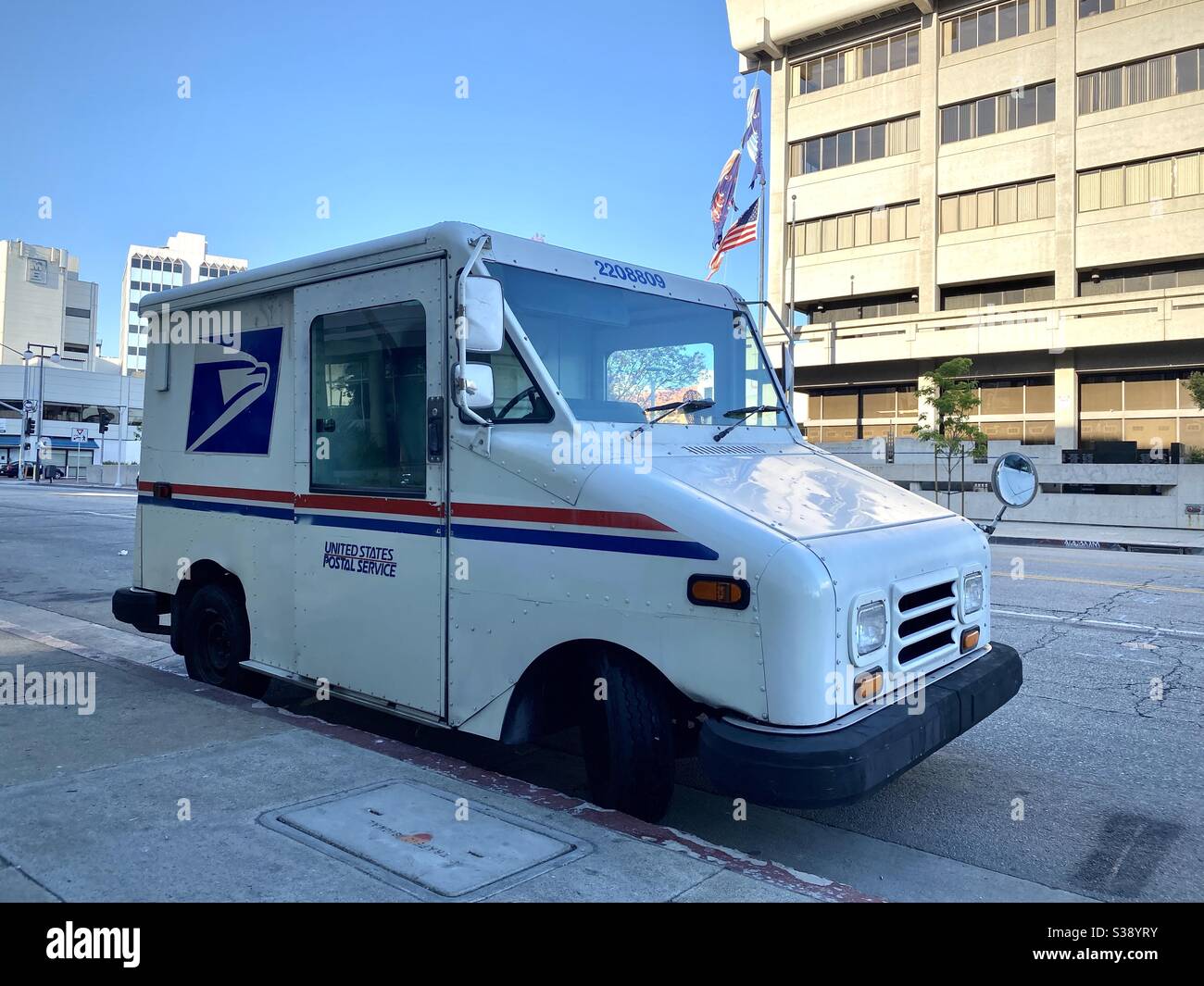 LOS ANGELES, CA, JUN 2020: US Postal Service Lieferwagen geparkt an der Seite einer Straße in der Innenstadt - Smartphone-aufgenommenes Stockfoto