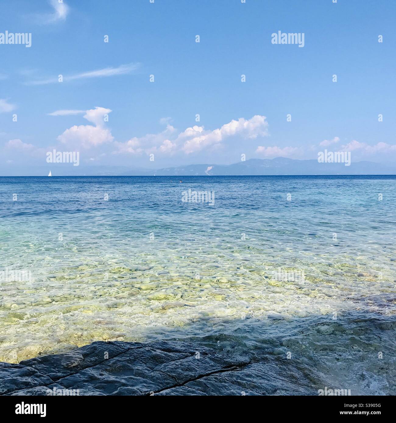 Das griechische Meer vor der Insel Paxos - Smartphone-aufgenommenes Stockfoto