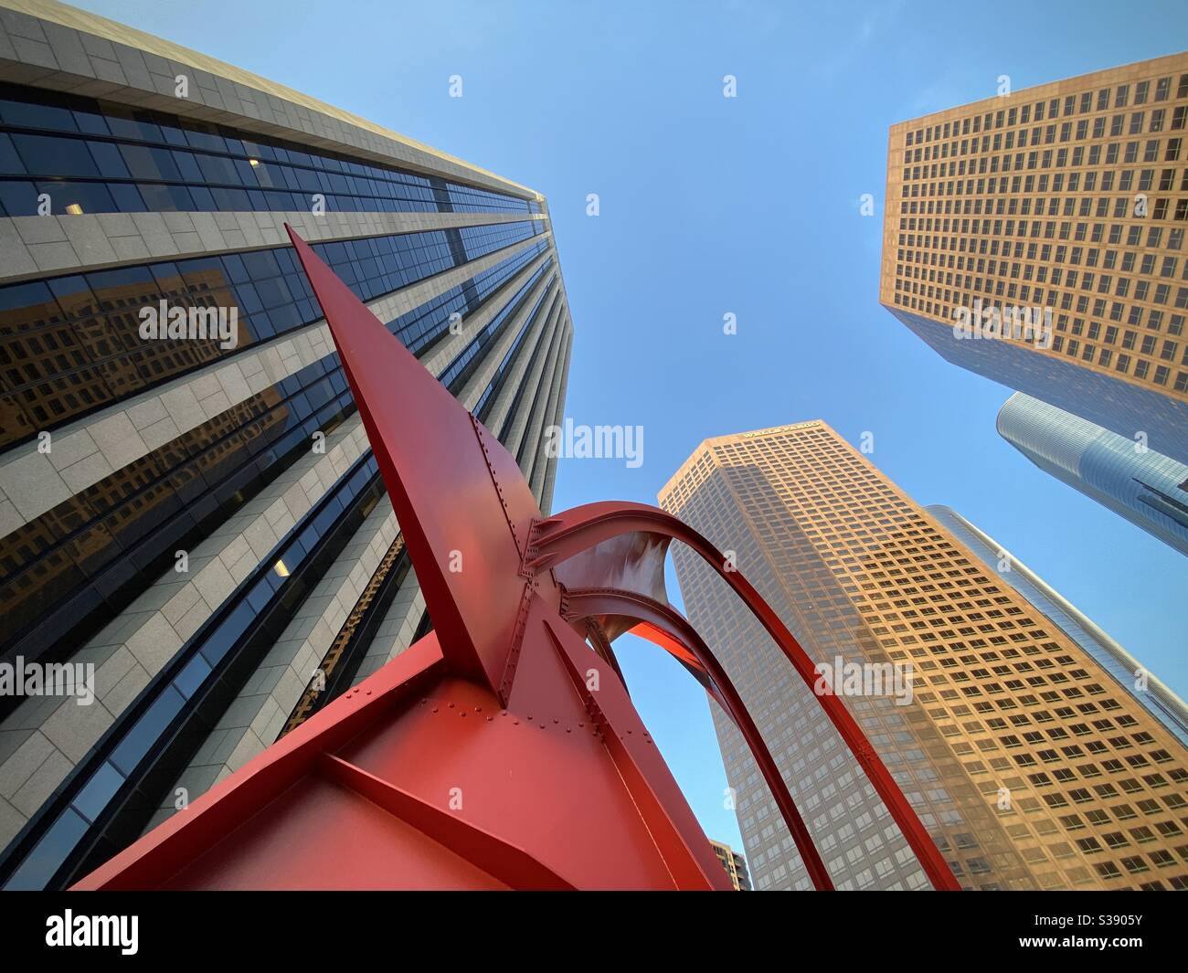 LOS ANGELES, CA, JUN 2020: Oberer Teil einer stabilen Skulptur von Alexander Calder, flankiert von Wolkenkratzern am Bank of America plaza im Finanzviertel Downtown - Smartphone-aufgenommenes Stockfoto
