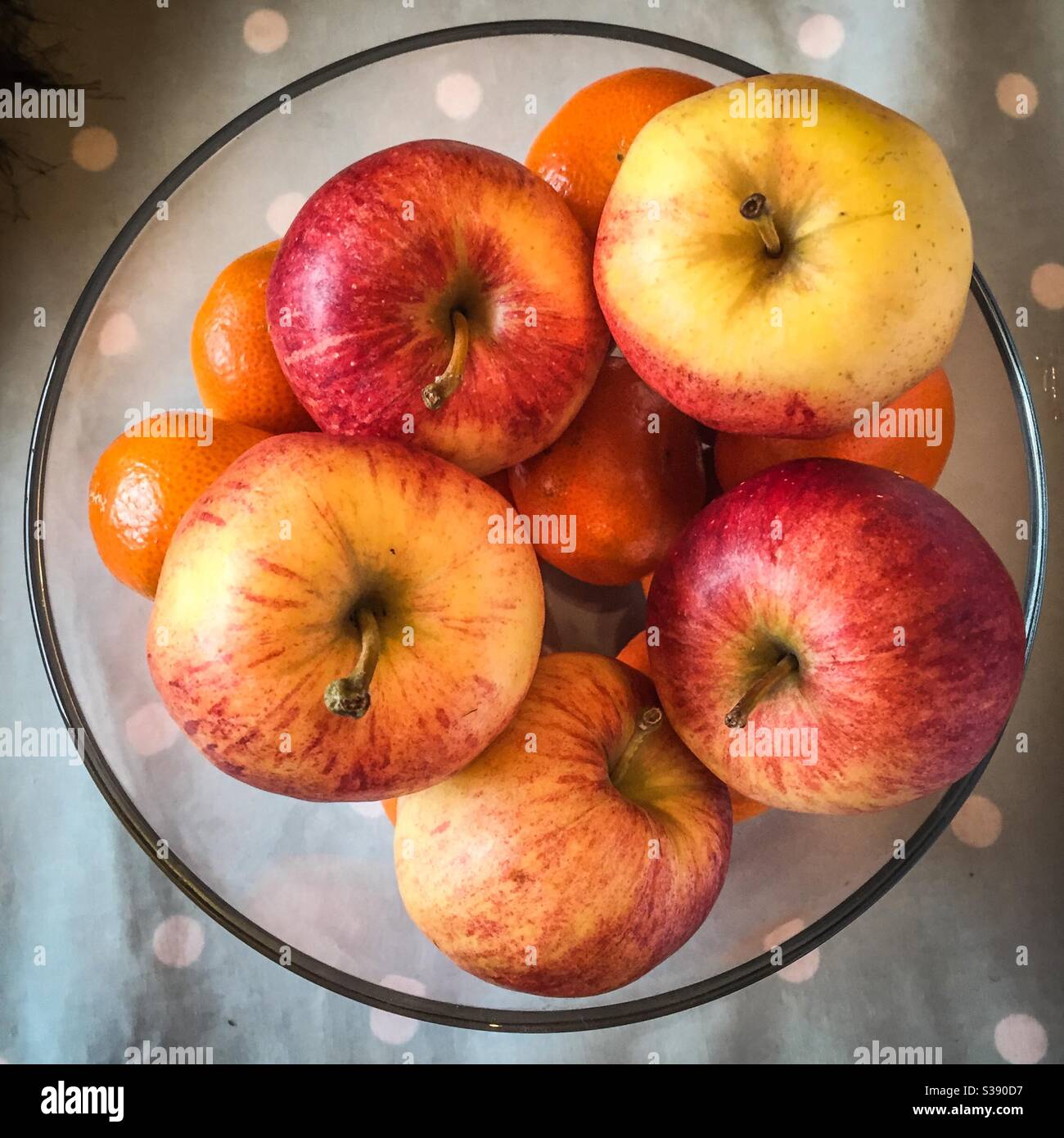 Glasschale mit Royal Gala Äpfeln und Mandarinen Stockfoto