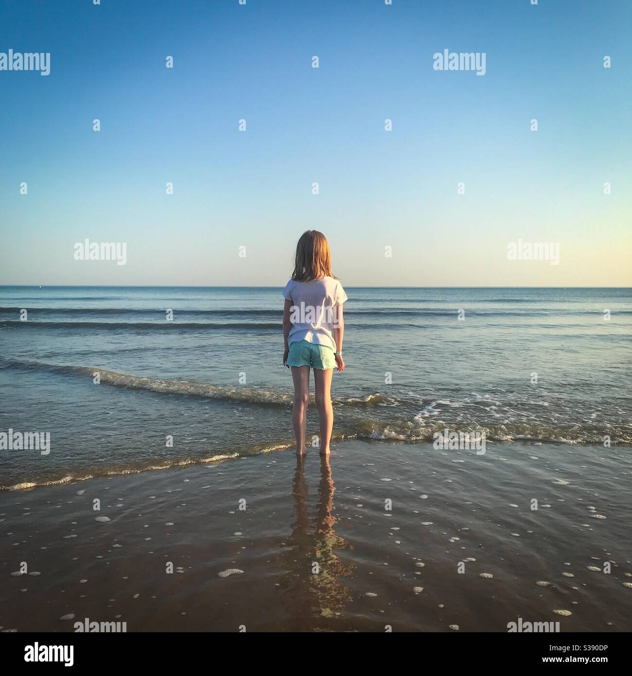 Junges Mädchen Blick auf das Meer Stockfoto