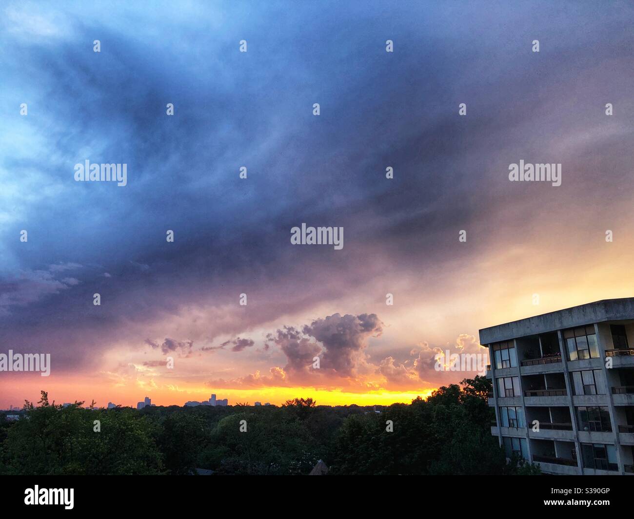 Dramatischer Nachthimmel. - Smartphone-aufgenommenes Stockfoto