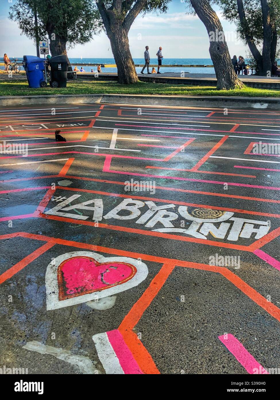 Ein buntes Labyrinth auf dem Beton eines Planschbecken am Sunnyside Beach in Toronto, Ontario, Kanada. Stockfoto