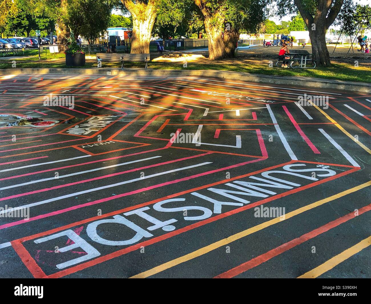 Ein buntes Labyrinth auf dem Beton eines Planschbecken im Sunnyside Park in Toronto, Ontario gemalt. Stockfoto