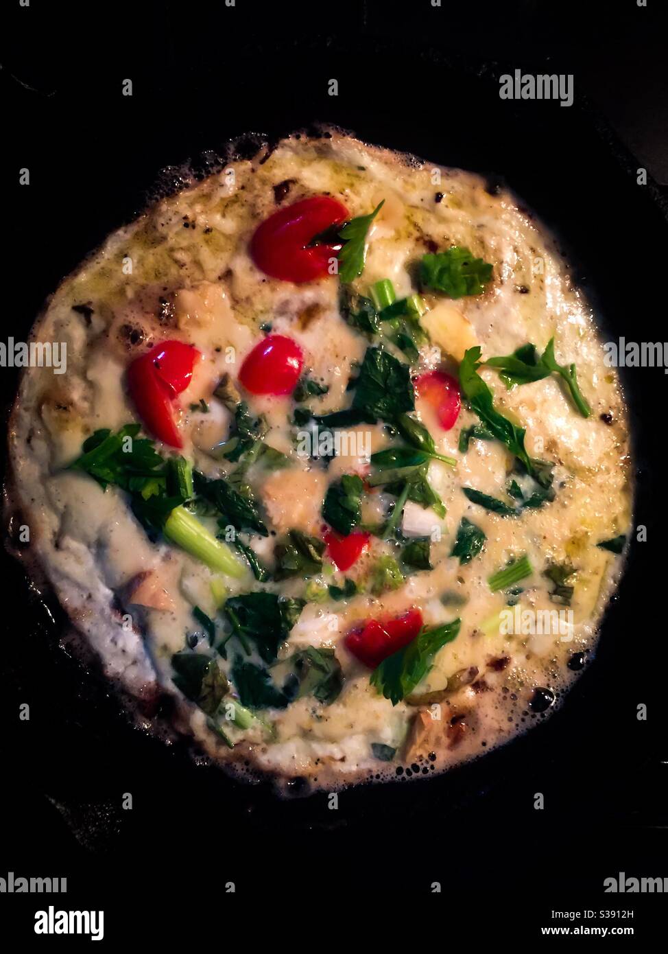 Farbenfrohe, nahrhafte Omelette in der Pfanne. Bereit zum Essen. Keine Verpackung. DIY. - Smartphone-aufgenommenes Stockfoto