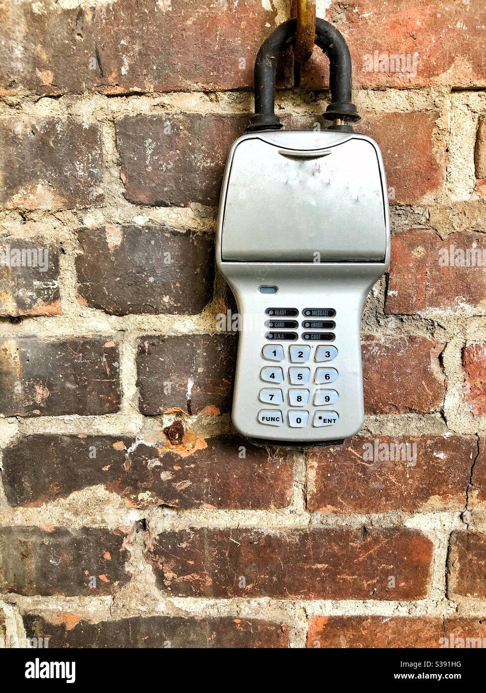 Schloss von Real East verwendet werden Agenten, um eine Immobilie zu verkaufen, Schlüssel Safe durch Code zugegriffen Stockfoto
