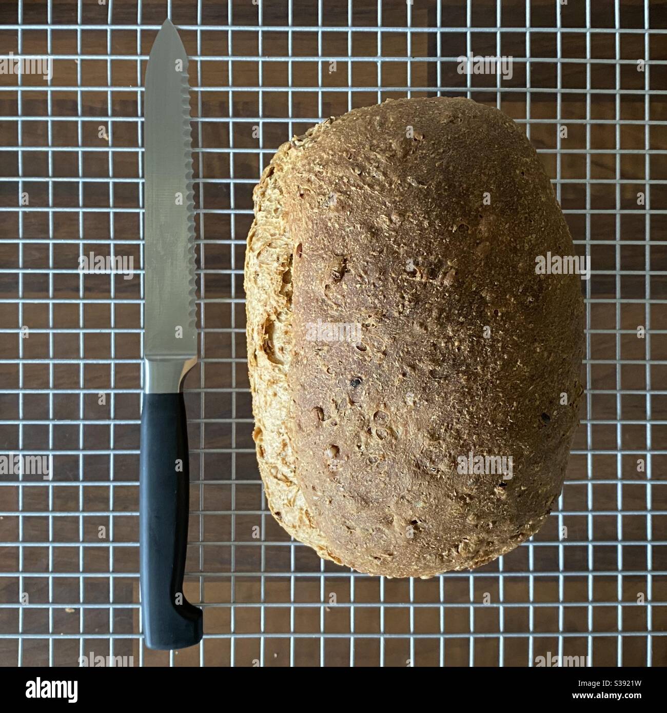 Frisch gebackenes Brot kühlen und warten auf geschnitten werden Durch das wartende Brotmesser Stockfoto