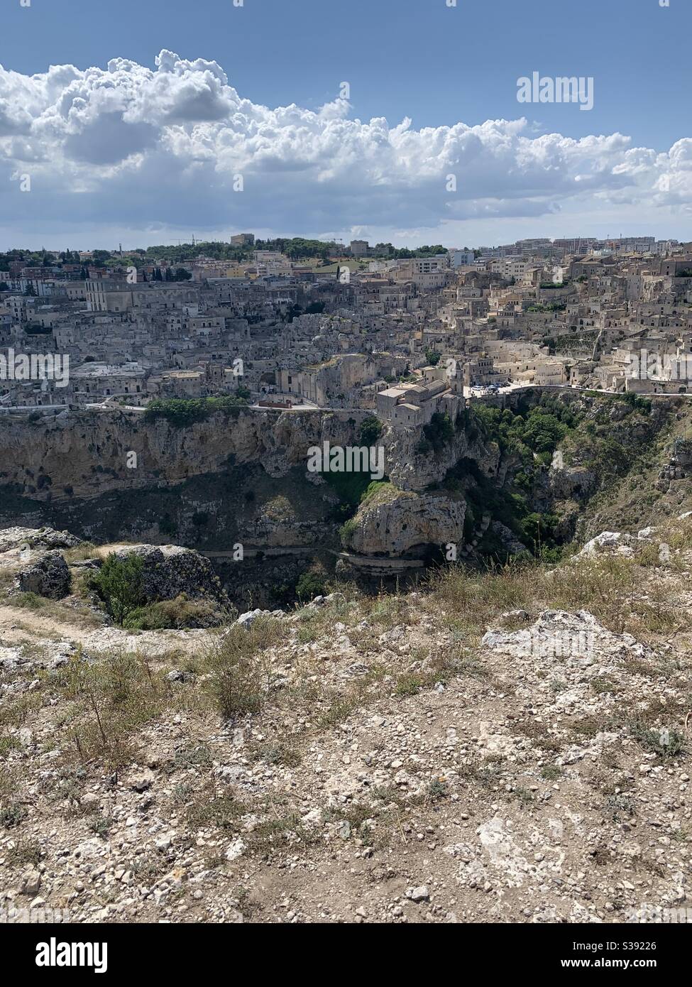 Blick auf Matera erbaut auf einer Klippe in den Stein, Basilicata, Italien Stockfoto