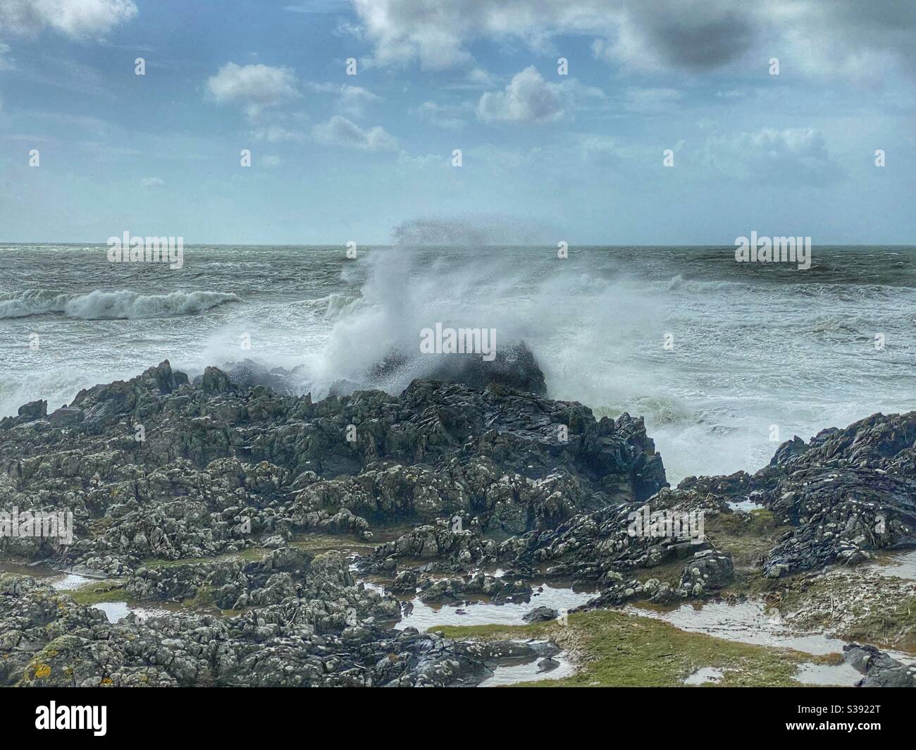 Stürmische See, wenn die Winde am Broad Beach, Rhoseigr, Anglesey, Nordwales aufziehen Stockfoto