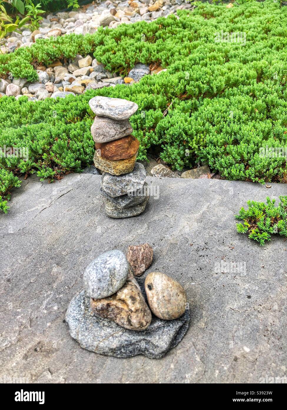 Felsdarstellung in einem Garten. - Smartphone-aufgenommenes Stockfoto