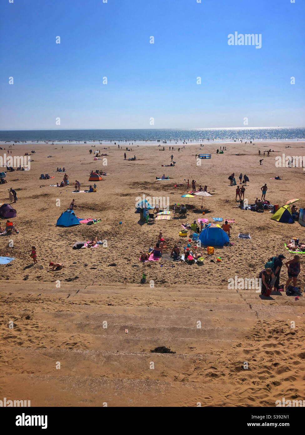 Sozial distanzierte Strandbesucher am Aberavon Beach, South Wales, August 2020. Stockfoto