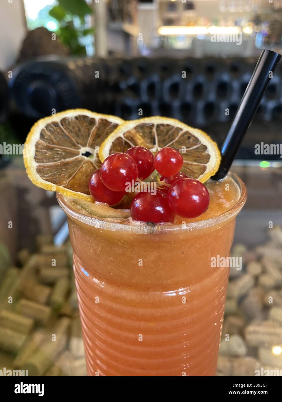 Detox Fruchtsaft mit roten Johannisbeeren an der Bar Stockfoto