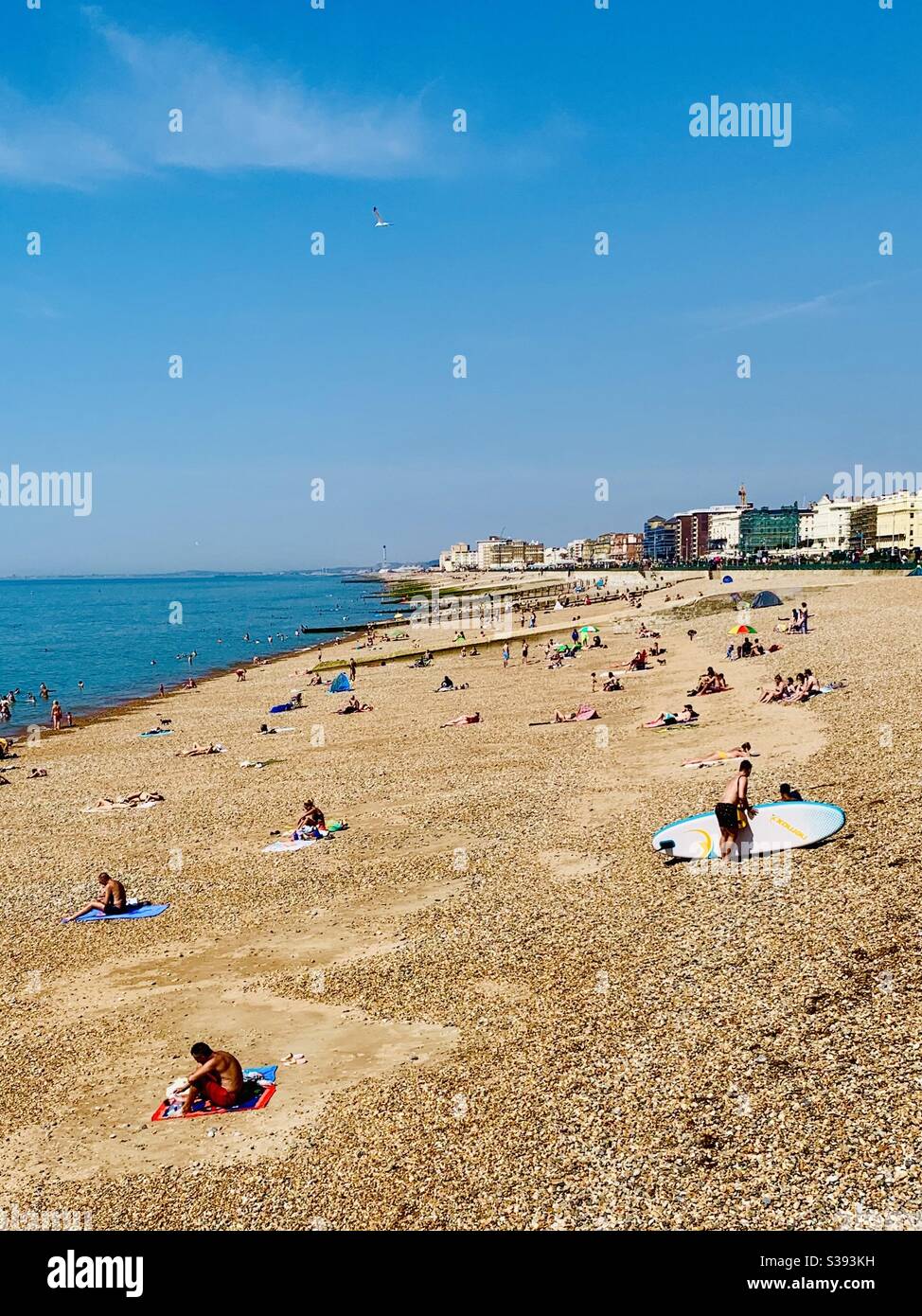 Brighton, Großbritannien - 11. August 2020: Menschen am Strand zwischen Brighton und Hove. Stockfoto