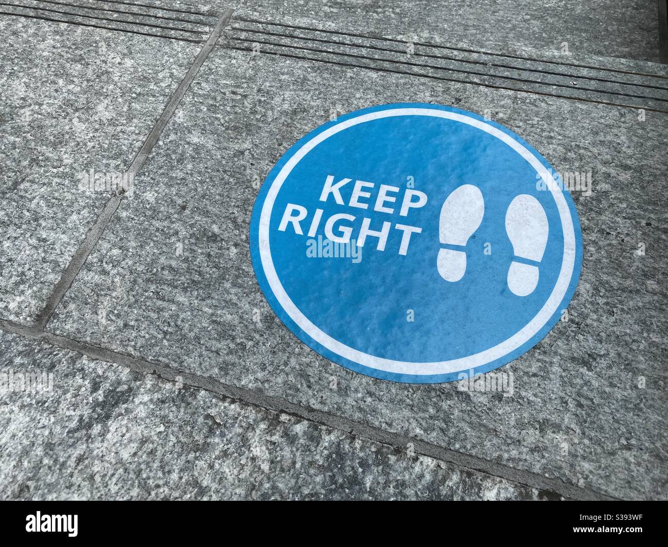 LOS ANGELES, CA, 2020. JUNI: Blaues Schild auf dem Bürgersteig zeigt an, wo man für soziale Distanzierung während der viralen Pandemie stehen kann Stockfoto