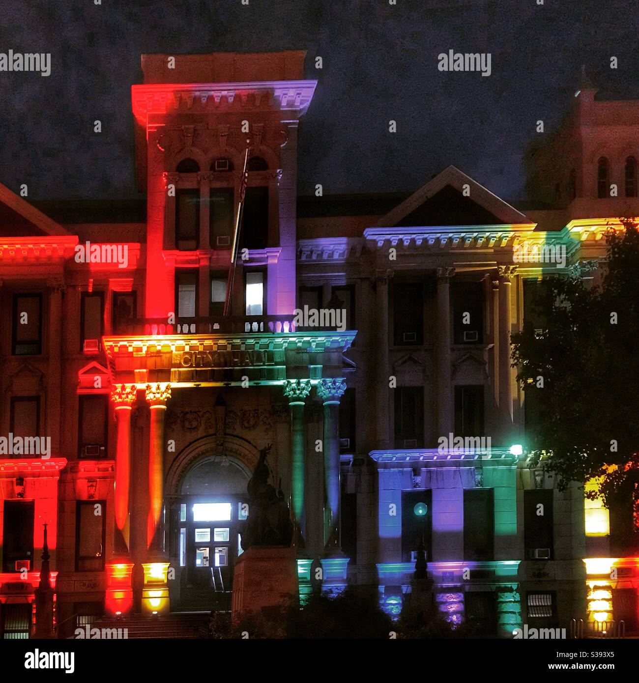 Jersey City Hall Gebäude in Regenbogenfarben zur Feier von Jersey City Pride 2020. Stockfoto