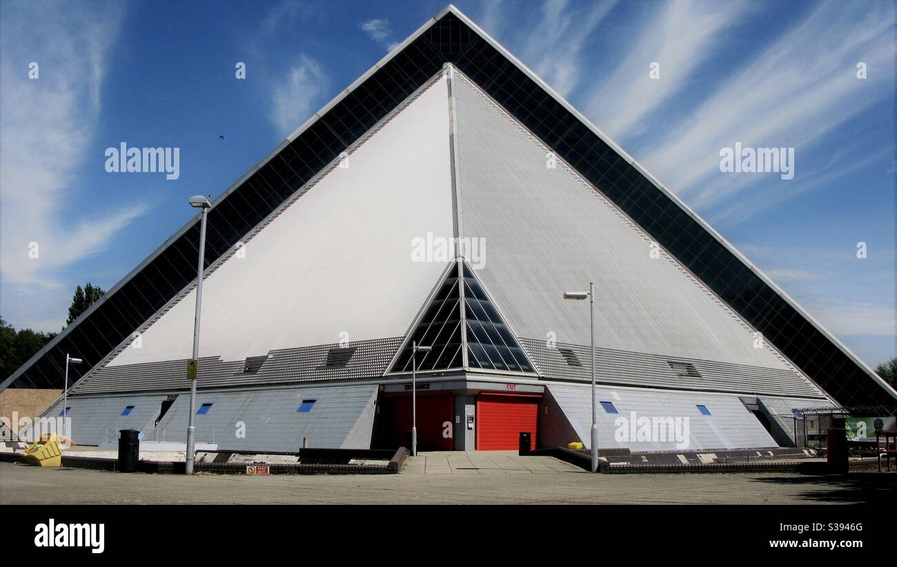 Oasis Leisure Center / Schwimmbad in Bedford, Bedfordshire, England, Vereinigtes Königreich. Betrieben von Fusion. Geschlossen während der COVID-19-Sperre 2020. Stockfoto