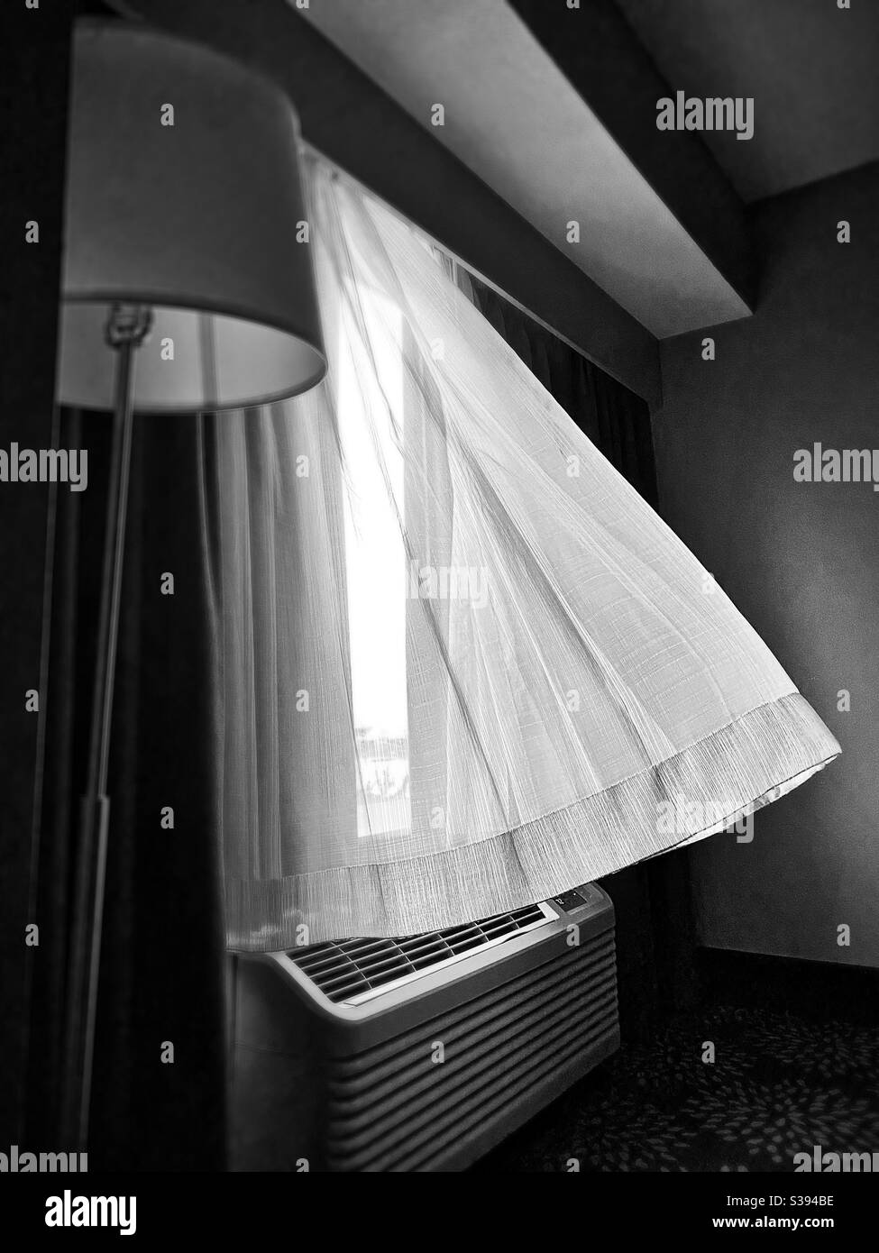 Luft von der Klimaanlage bläst Vorhang in einem Hotelzimmer. Stockfoto