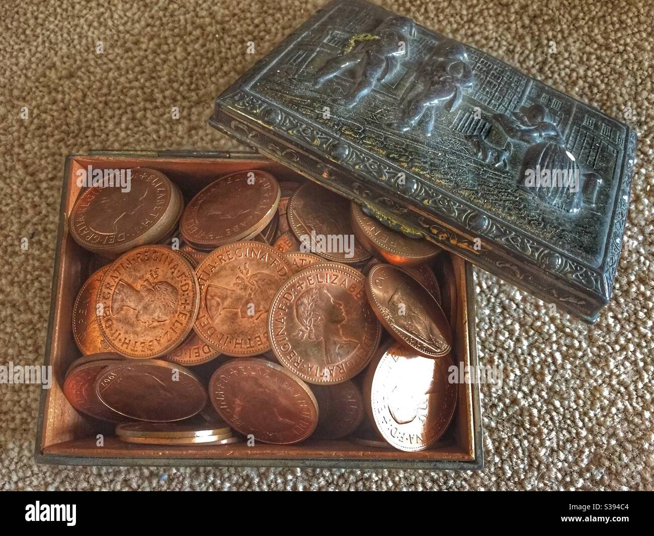 Schachtel mit alten Pfennigen Stockfoto