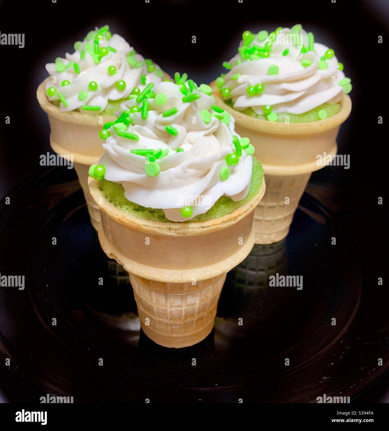 Coconut Lime Cupcake Cones Stockfoto