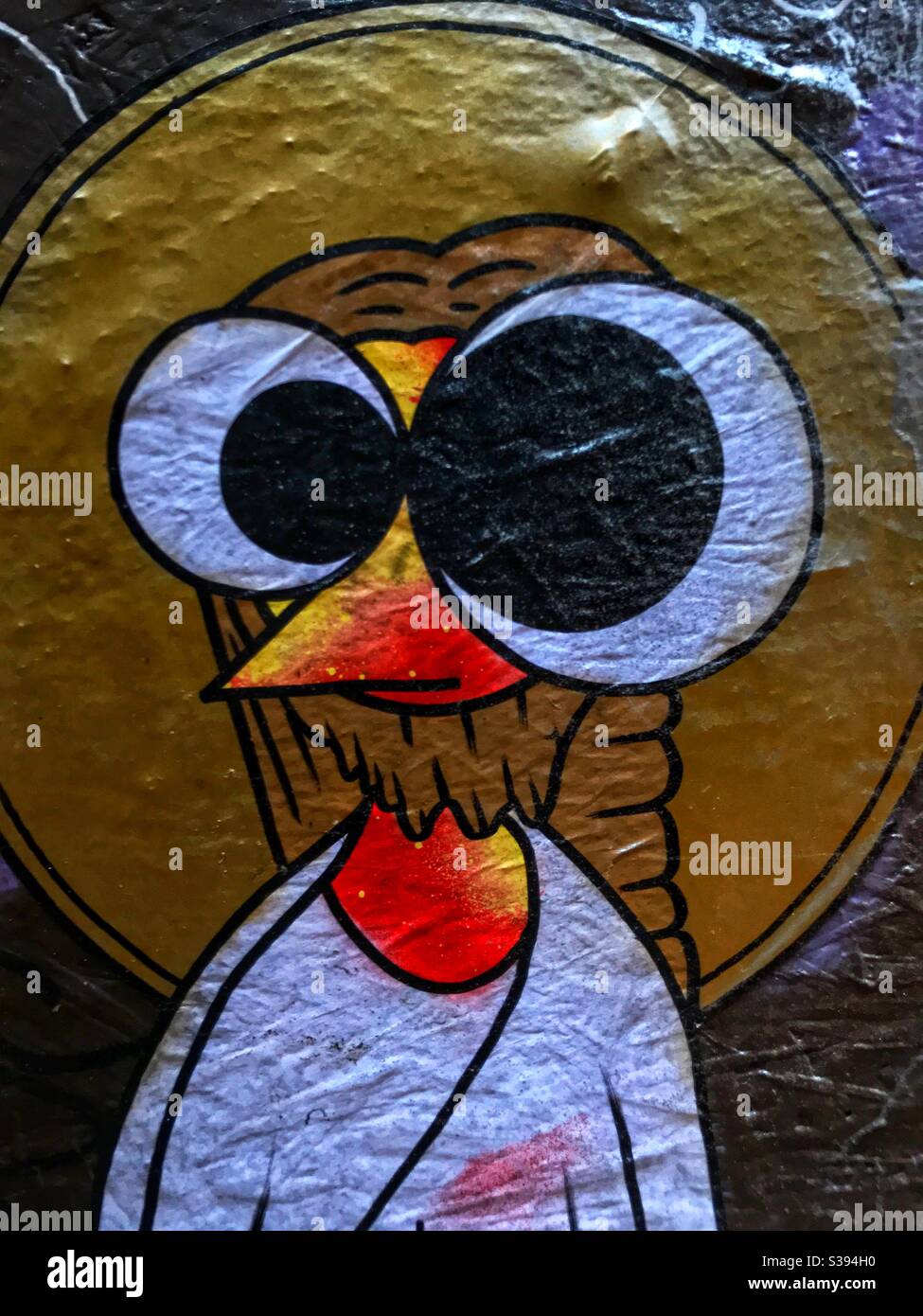 Bunte Graffiti von Vogel oder Huhn mit großen Augen Straße Kunst in Brighton UK Stockfoto