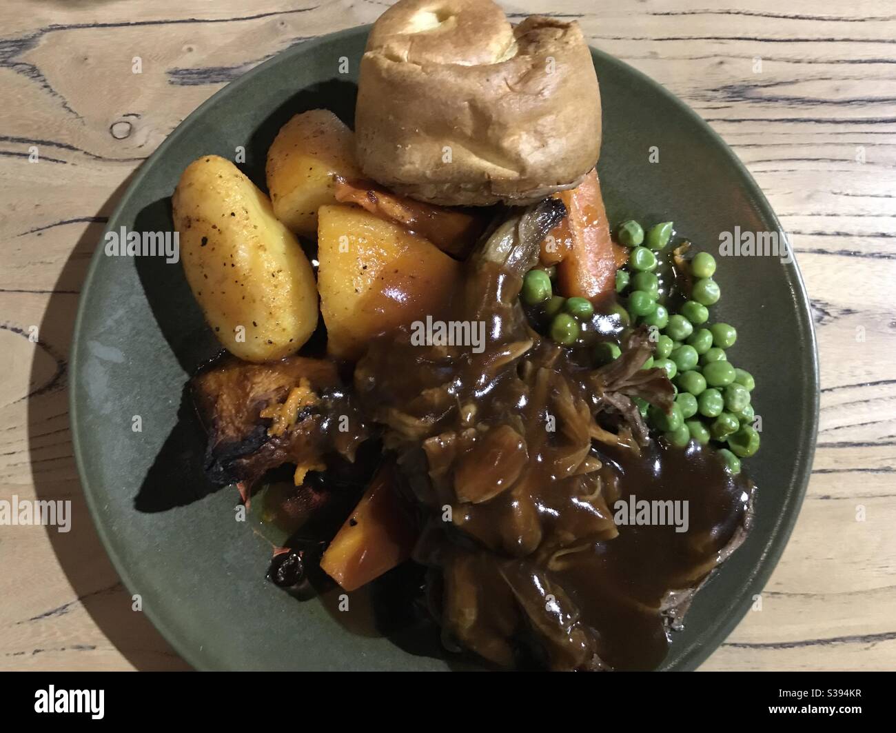 Sonntagsbraten im Dove and Olive Pub in Surry Hills, Sydney, NSW, Australien - Smartphone-aufgenommenes Stockfoto