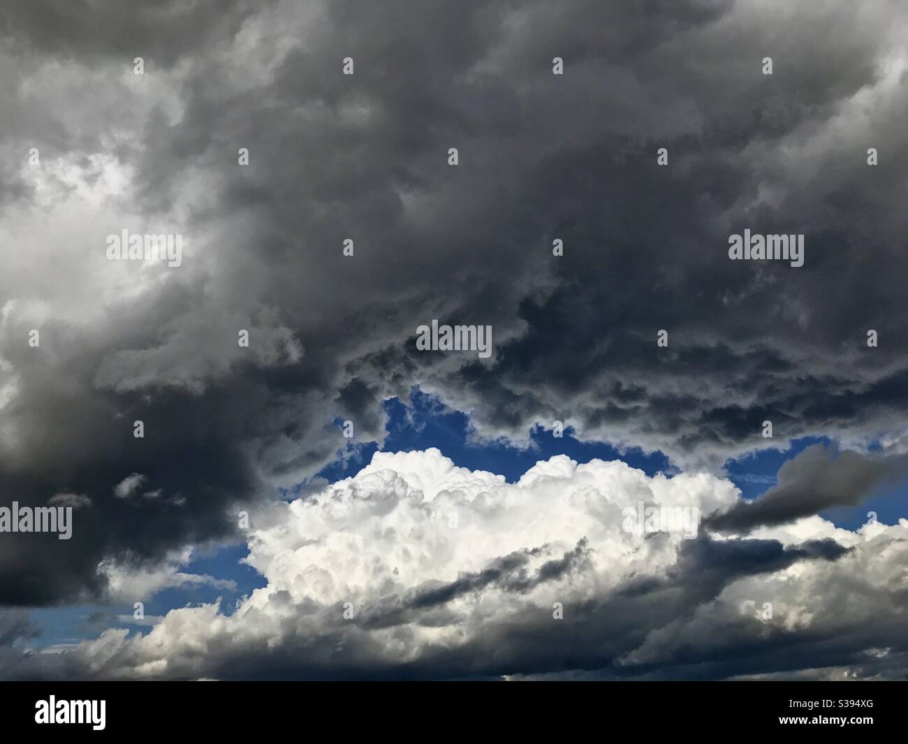 Wunderbare Wolkenbildung im August 2020. Stockfoto