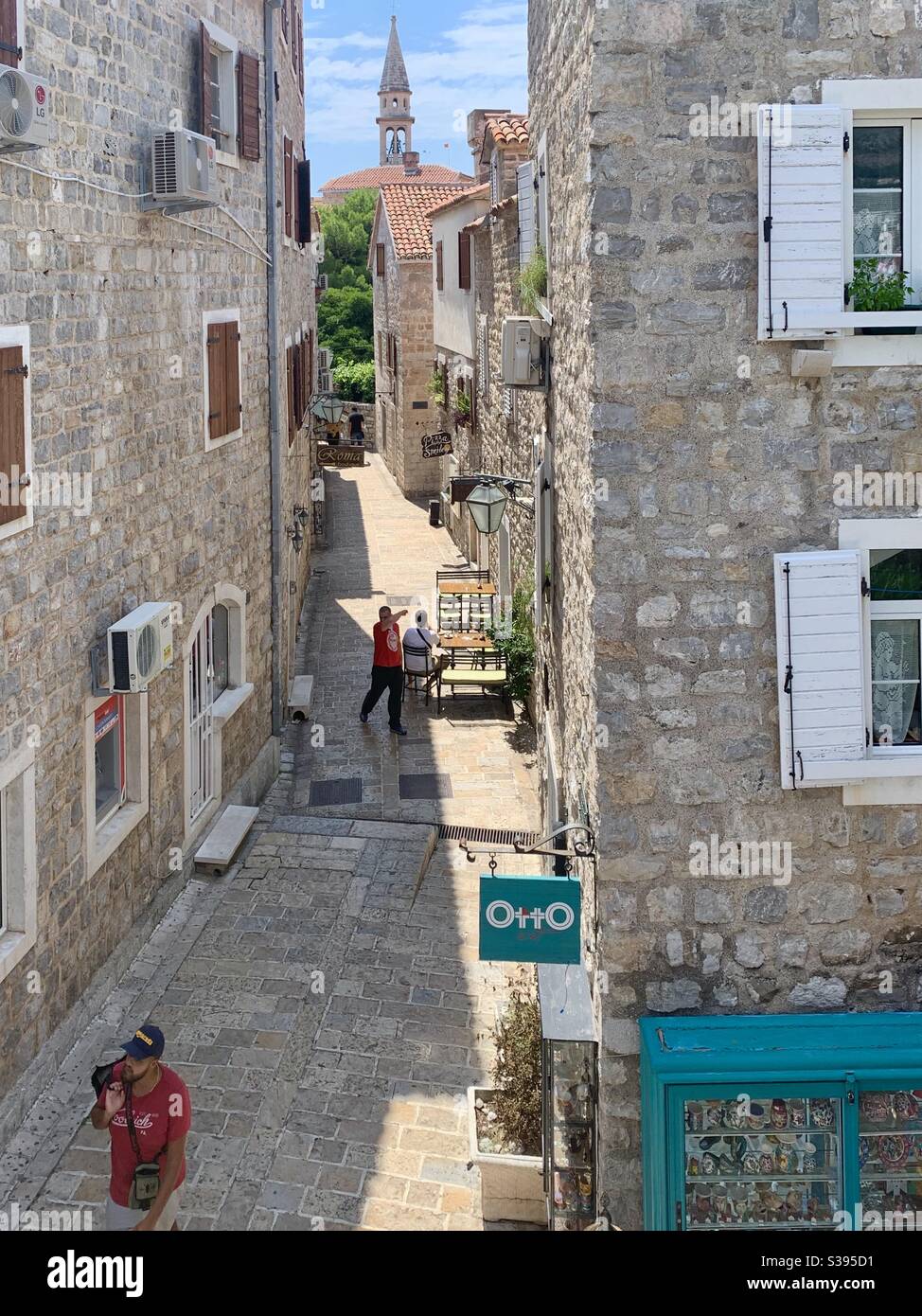 Straßenszene in Budva Altstadt Montenegro - Smartphone-aufgenommenes Stockfoto