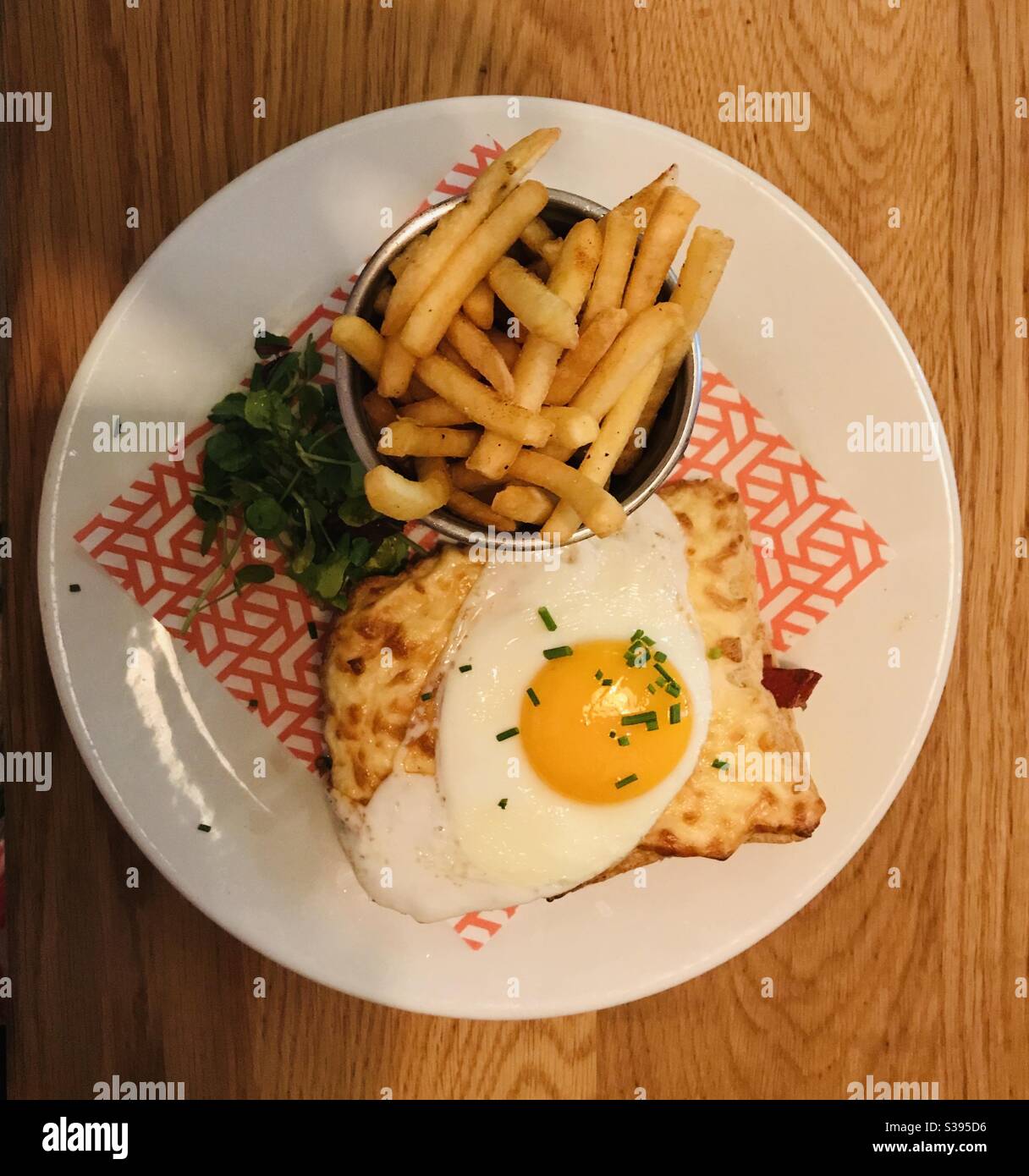 Croque Madame im Café Rouge, Covent Garden, London, England. - Smartphone-aufgenommenes Stockfoto