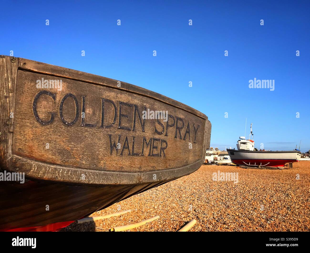 Golden Spray Fischerboot am Strand bei Deal festgemacht Kent Großbritannien - Smartphone-aufgenommenes Stockfoto