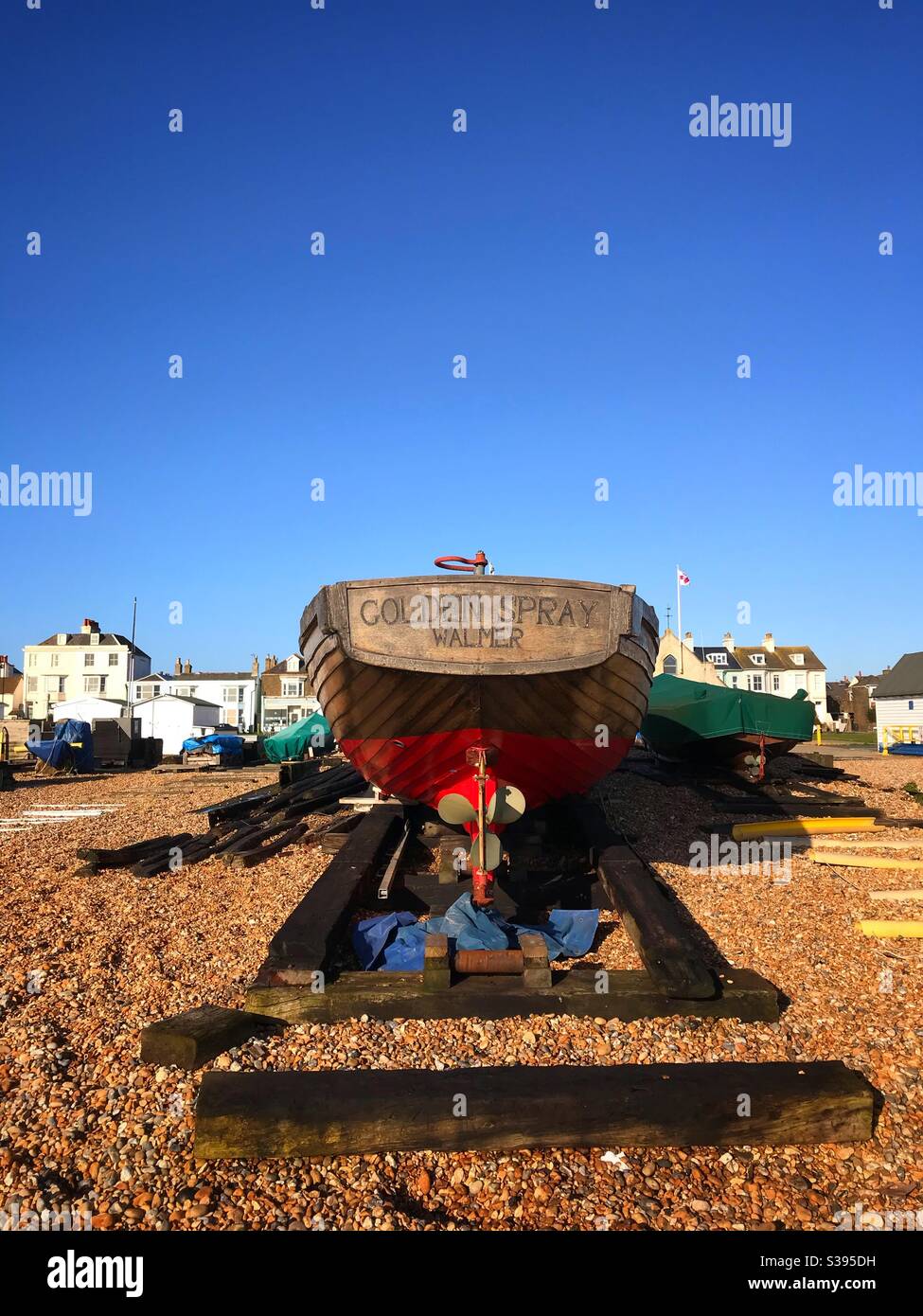 Fischerboot namens Golden Spray liegt am Strand Walmer Deal Kent Großbritannien - Smartphone-aufgenommenes Stockfoto
