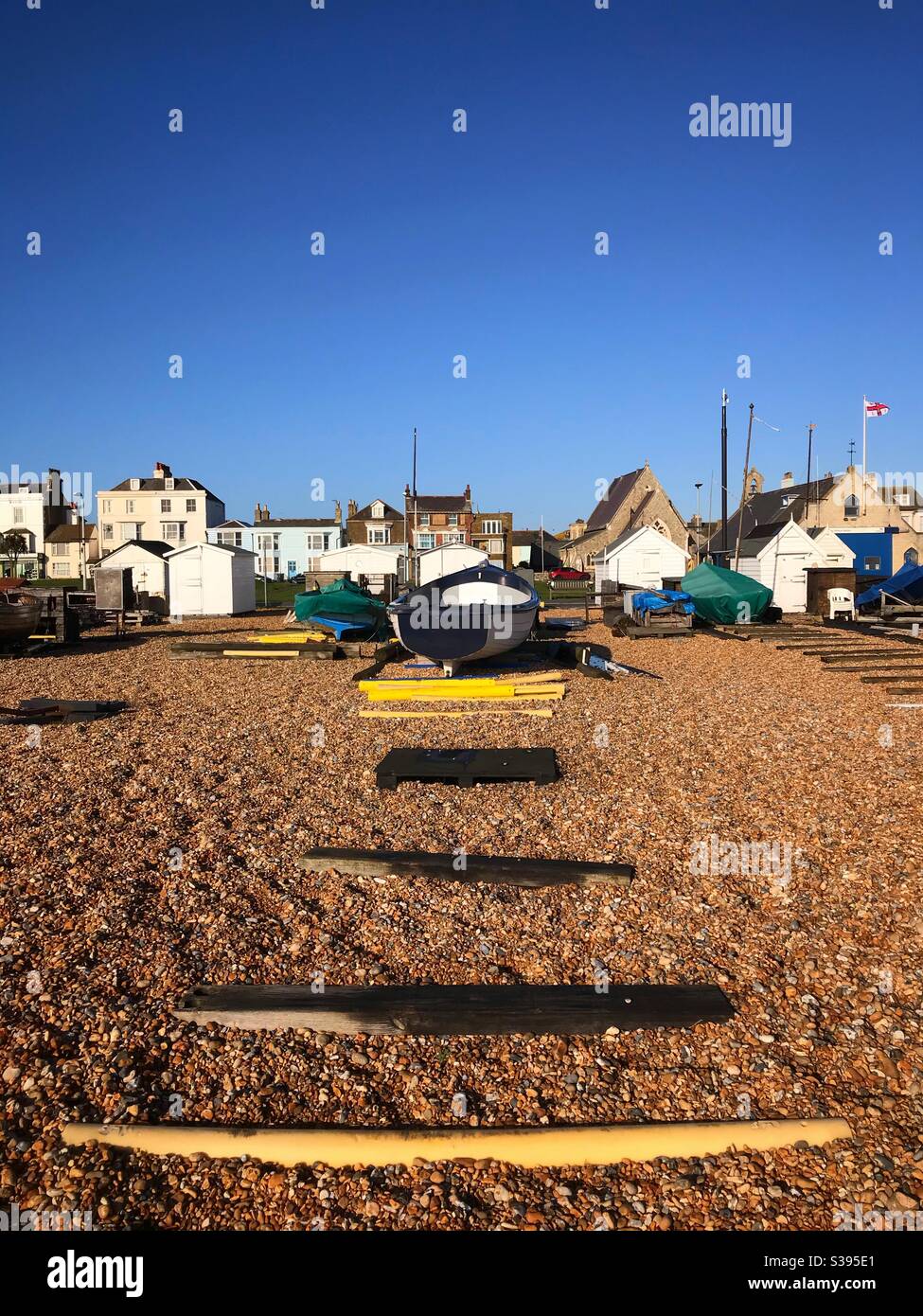 Fischerboot liegt am Strand bei Walmer Deal Kent VEREINIGTES KÖNIGREICH - Smartphone-aufgenommenes Stockfoto