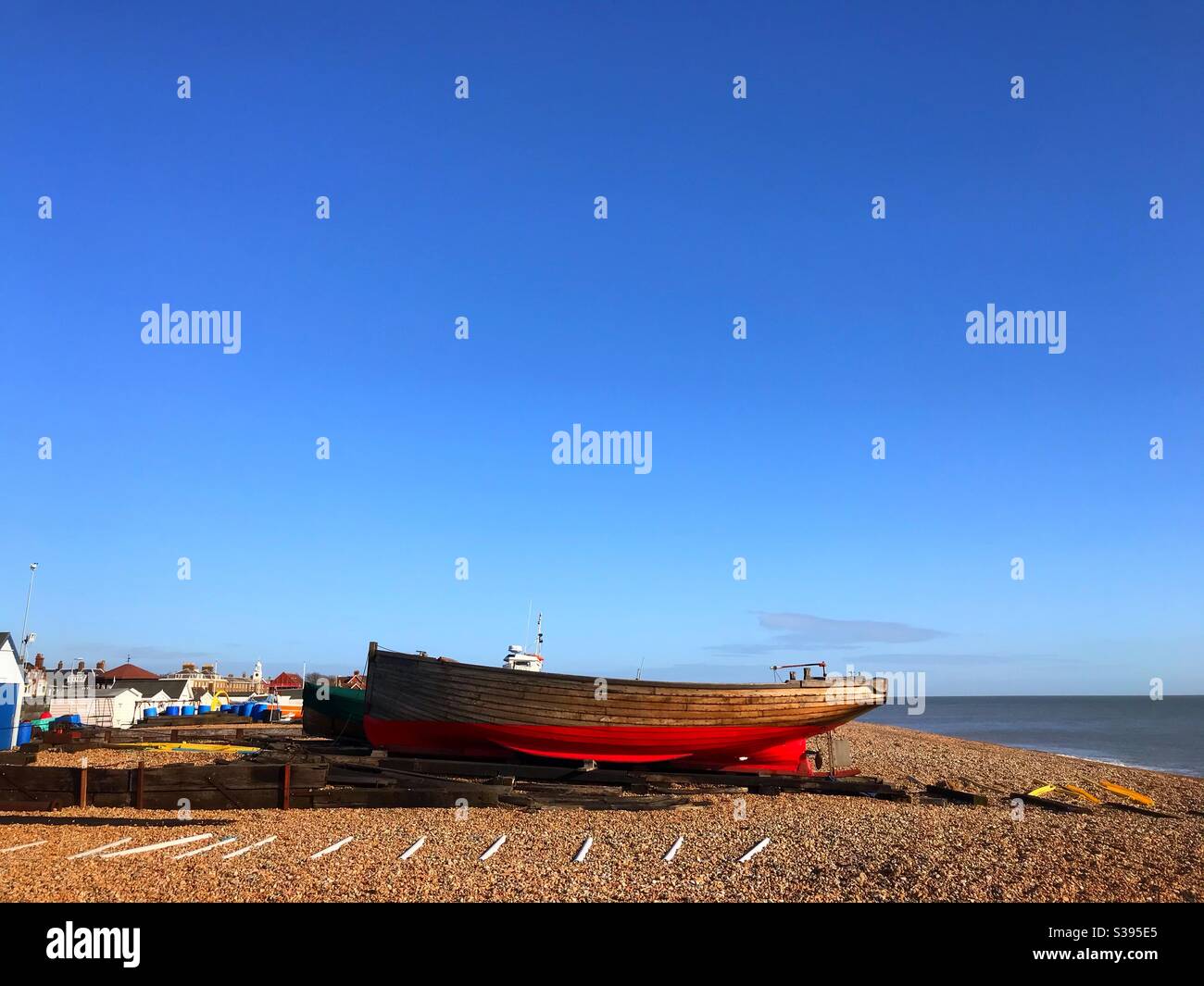 Fischerboot am Strand bei Walmer Deal UK festgemacht - Smartphone-aufgenommenes Stockfoto